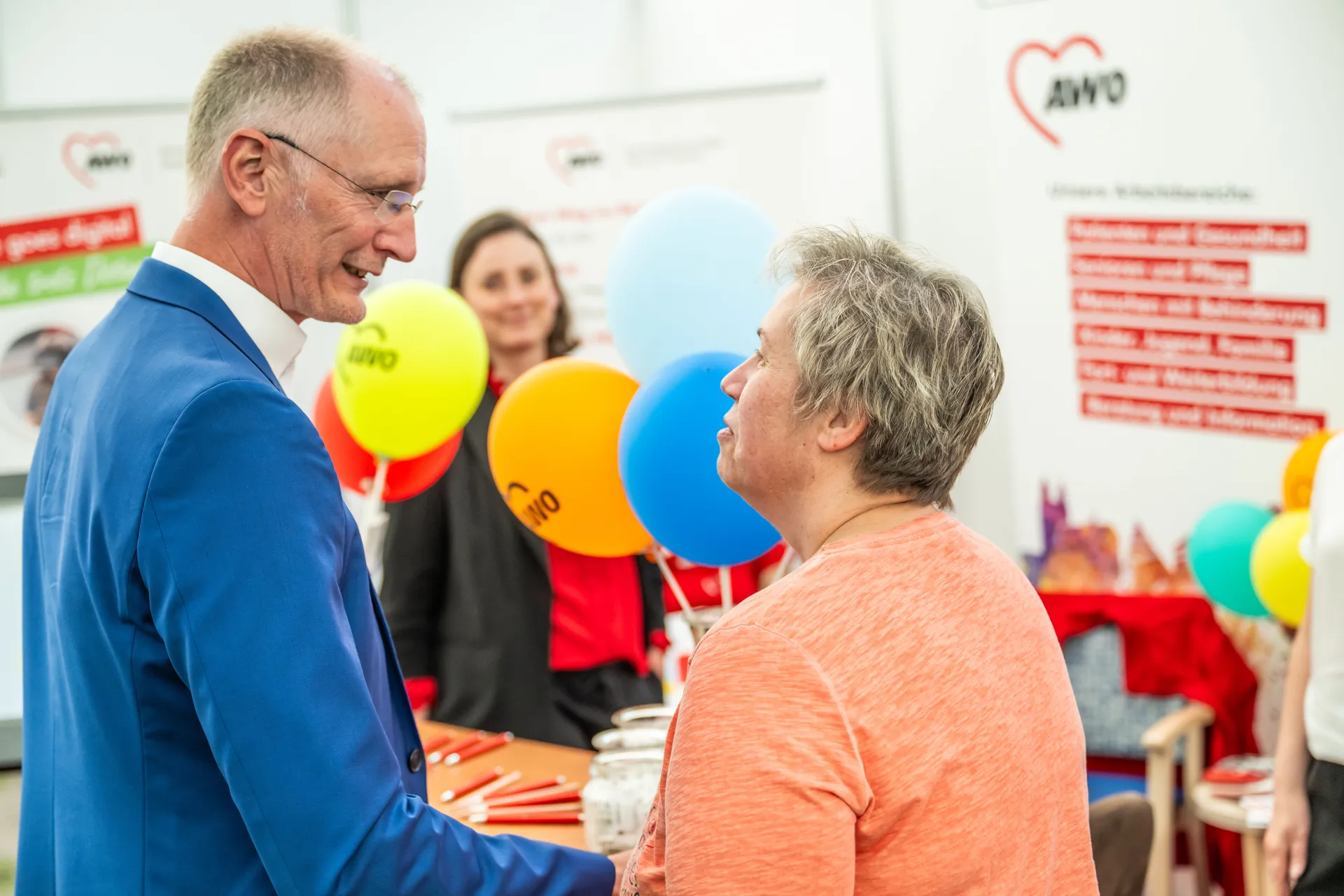 Andreas Dittmann im Gespräch mit einer Vertreterin der AWO auf der Gewerbefachausstellung Zerbst
