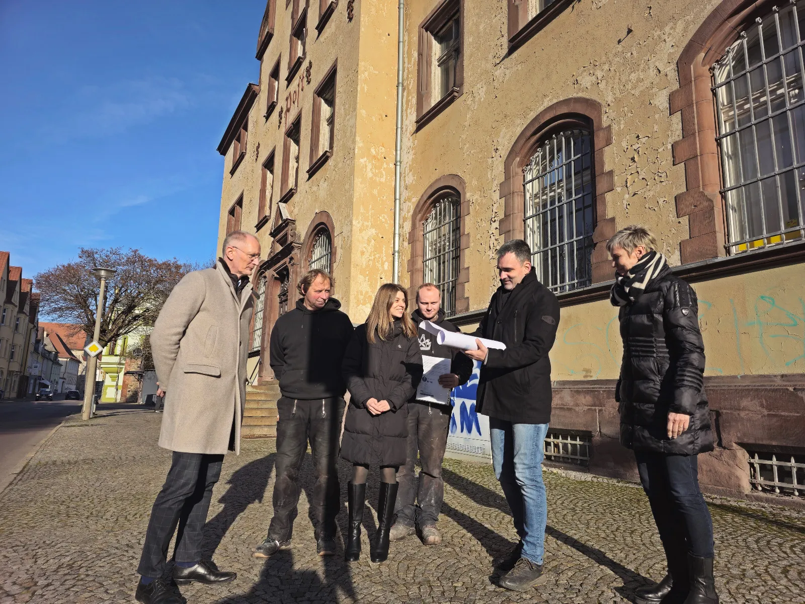 Gespräch vor dem Postgebäude in Zerbst/Anhalt